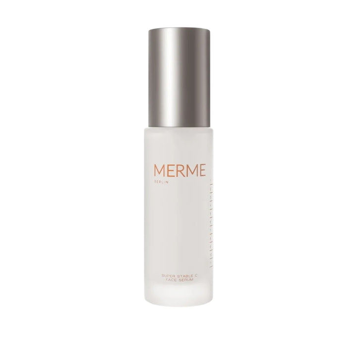 MERME Berlin Super Stable C Face Serum in minimalistischer Glasflasche mit Pumpkopf