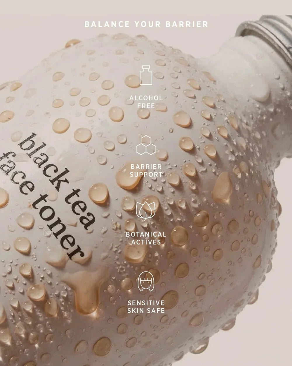 Nahaufnahme einer flüssigen Pflegetextur mit Wassertropfen – Ere Perez Black Tea Face Toner