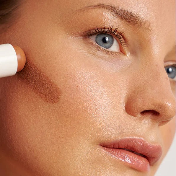 Pure U. Bronzing Balm Coast Life - Model  mit natürlichem Bronzer-Finish,
