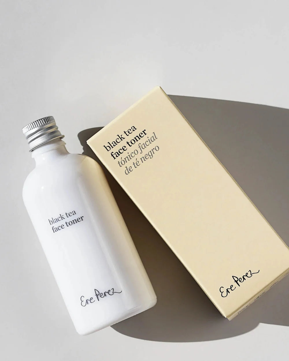 Ere Perez Black Tea Face Toner 100 ml mit beiger Originalverpackung und weißer Glasflasche