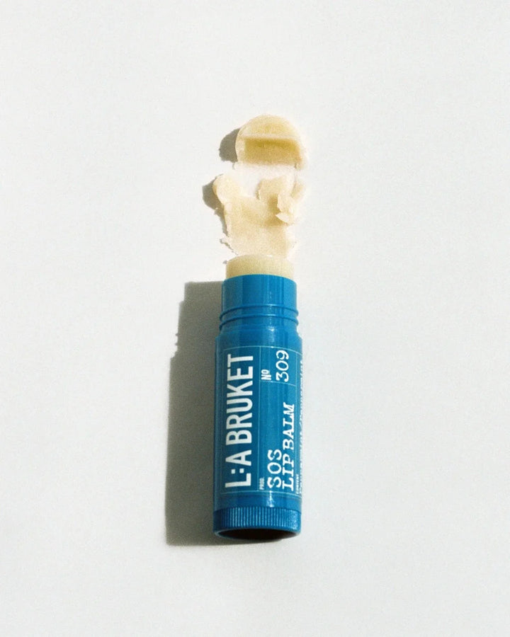 Nahaufnahme des L:A Bruket 309 SOS Lip Balm mit herausgedrehtem Pflegestift