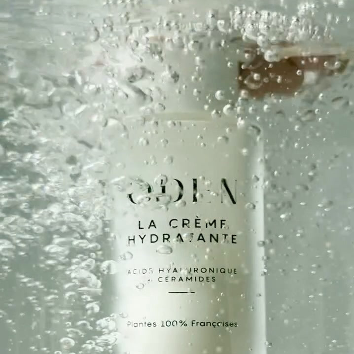 ODEN La Crème Hydratante Flasche im Close-up mit Wassertropfen/Feuchtigkeitseffekt