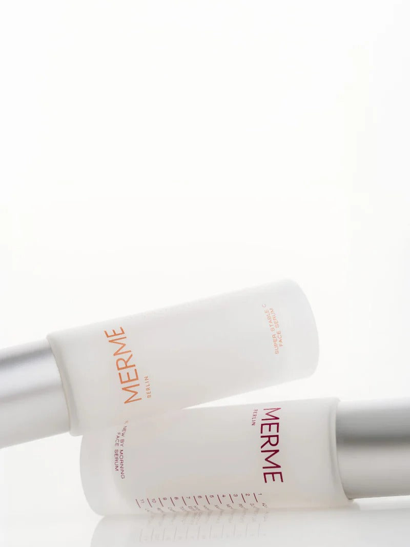 MERME Berlin Super Stable C Face Serum liegend in reduzierter Produktinszenierung