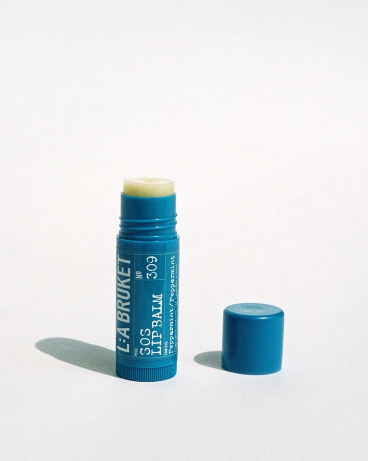 L:A Bruket SOS Lip Balm Peppermint mit abgenommener blauer Verschlusskappe