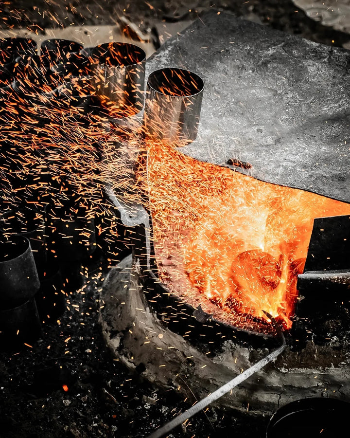 Mad et Len – Feuer und geschmolzenes Metall als Bild der handwerklichen Fertigung
