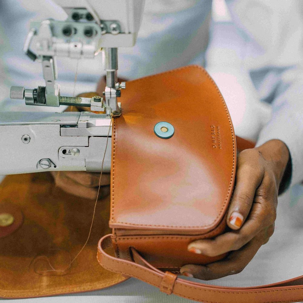 O My Bag Amsterdam – Detailaufnahme der Verarbeitung von cognacfarbenem Echtleder