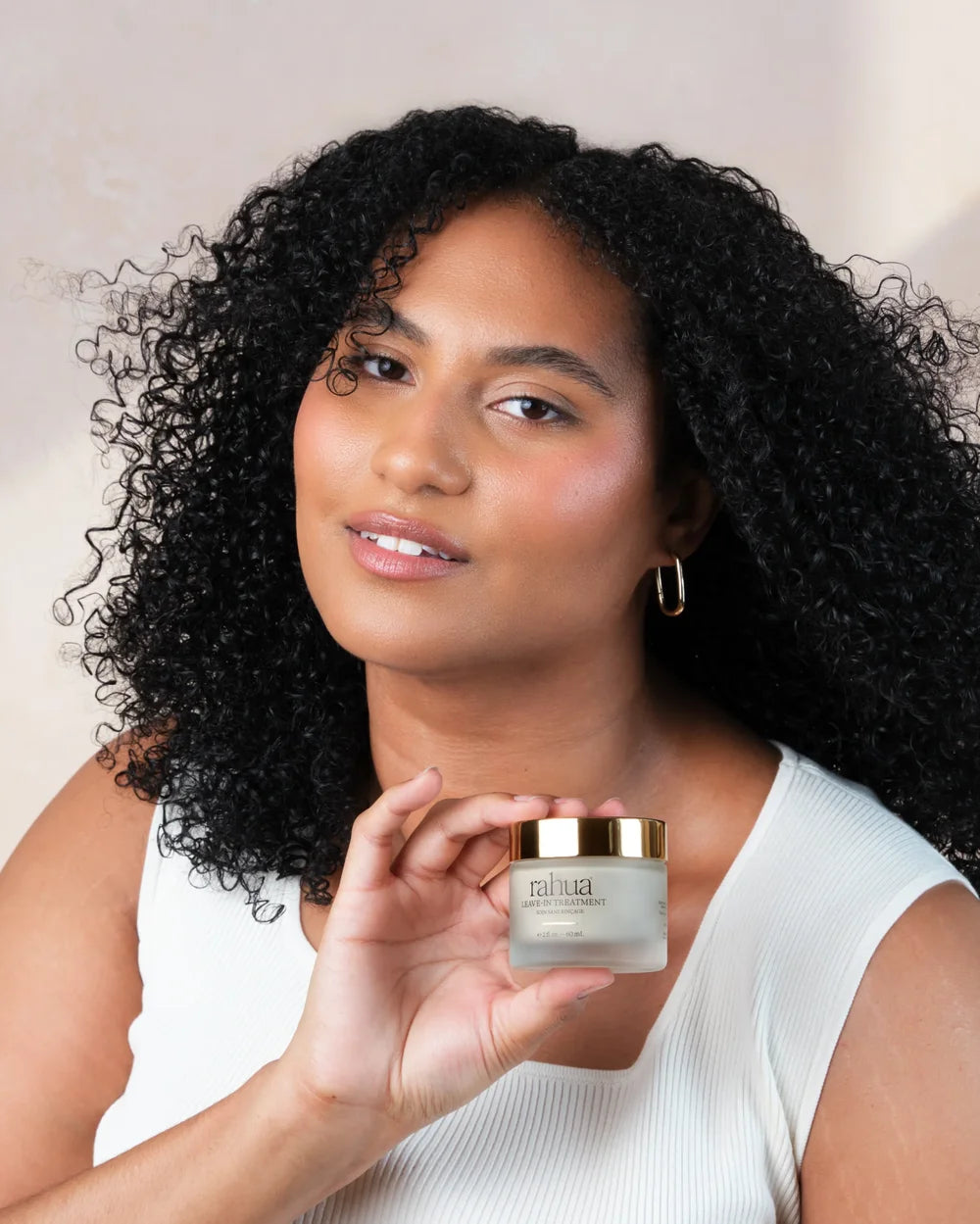 Rahua Leave-In Treatment - Model zeigt das Produkt