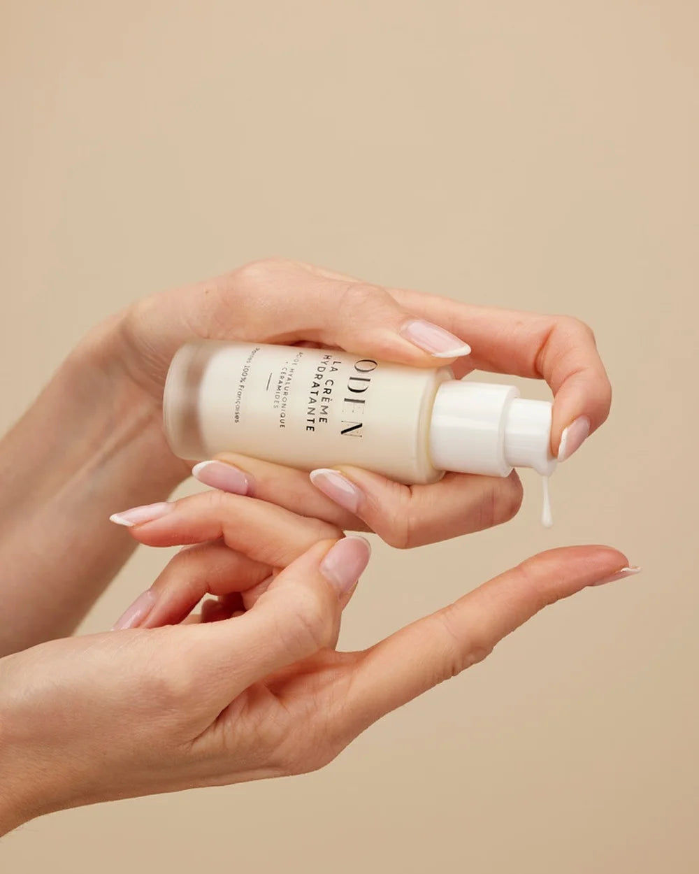 ODEN La Crème Hydratante in der Hand – Produktanwendung/Handling