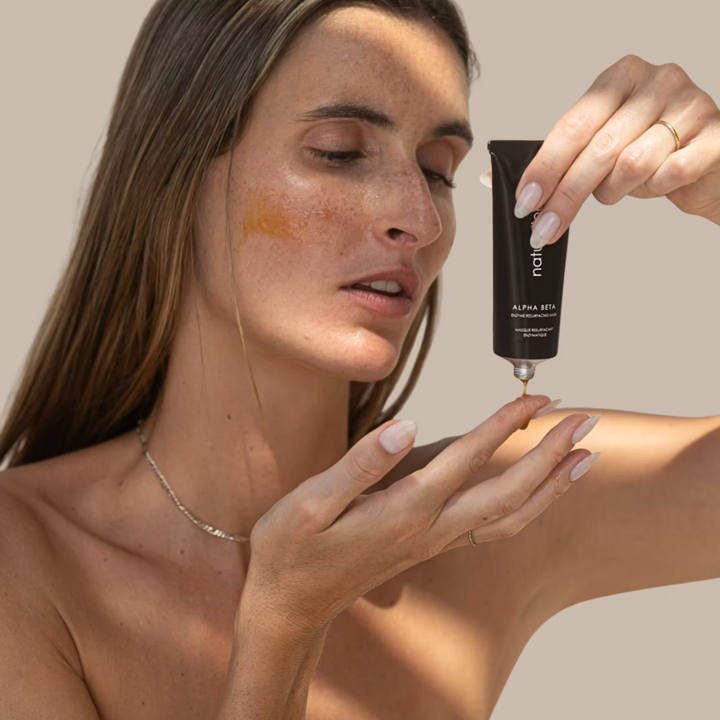 Alpha Beta Enzyme Mask Textur auf der Haut aufgetragen
