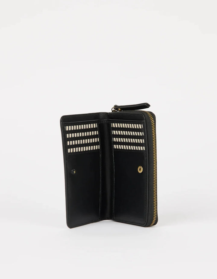 O My Bag Jett Wallet Black – geöffnetes Lederportemonnaie mit Kartenfächern und Geldscheinfach