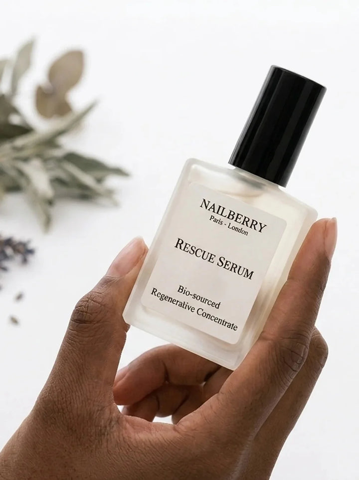 Rescue Serum von Nailberry - in Hand
