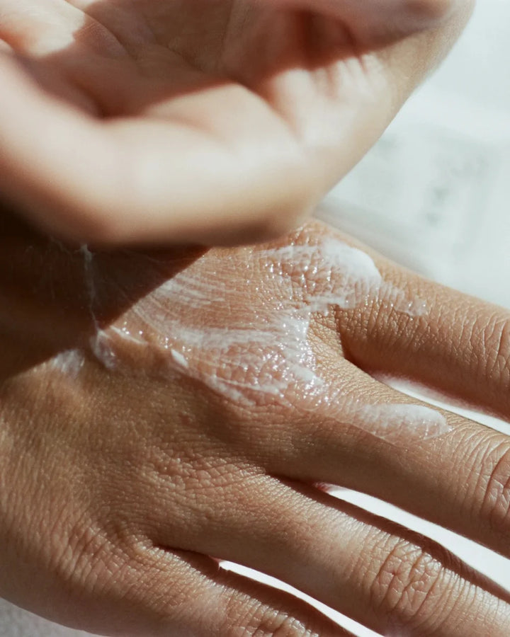 L:A Bruket 159 Hand Cream Lemongrass  auf den Händen
