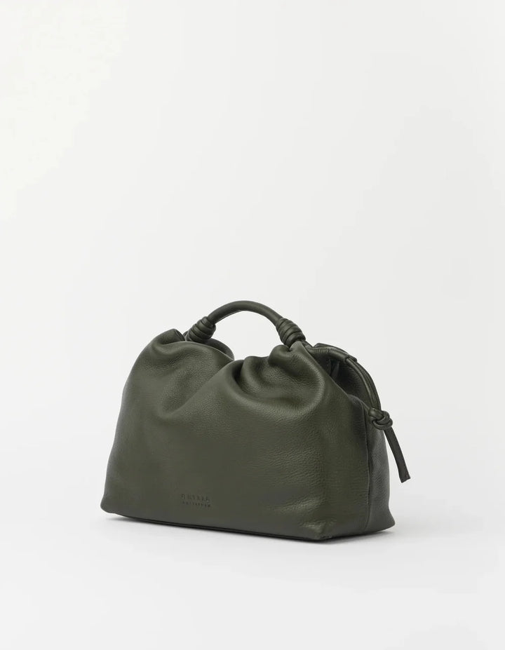 O My Bag Kiki Midi Moss – Rückansicht mit weich gerafftem Leder und seitlichen Knotendetails