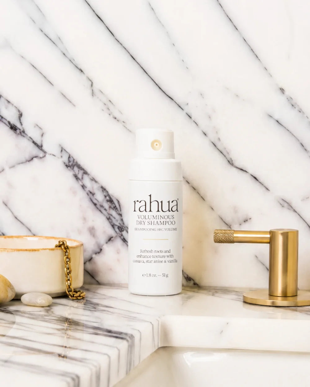 Rahua Voluminous Dry Shampoo im Badezimmer