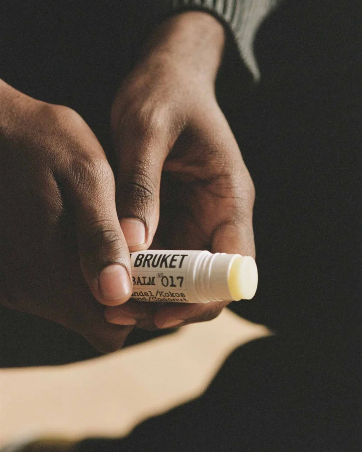 L:A Bruket 017 Lip Balm in der Hand gehalten