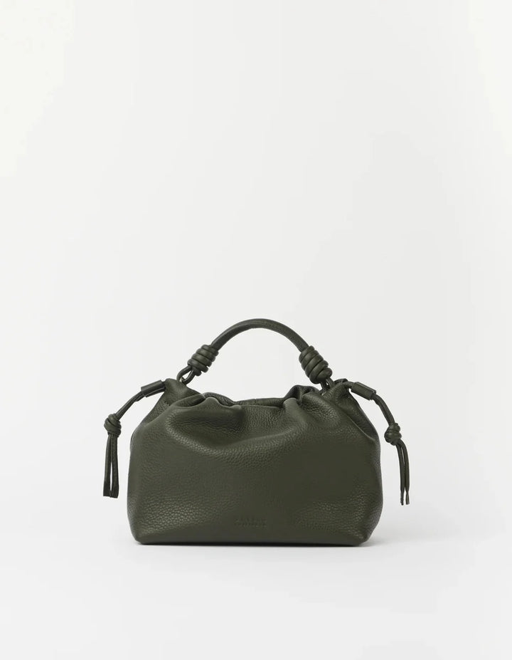 O My Bag Kiki Mini Moss – Vorderansicht der kleinen olivgrünen Echtledertasche