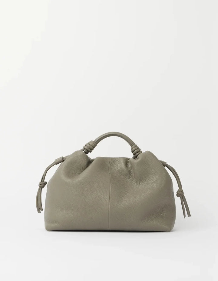 O My Bag Kiki Midi Clay – Vorderansicht mit kurzem Ledergriff und seitlichen Knotendetails