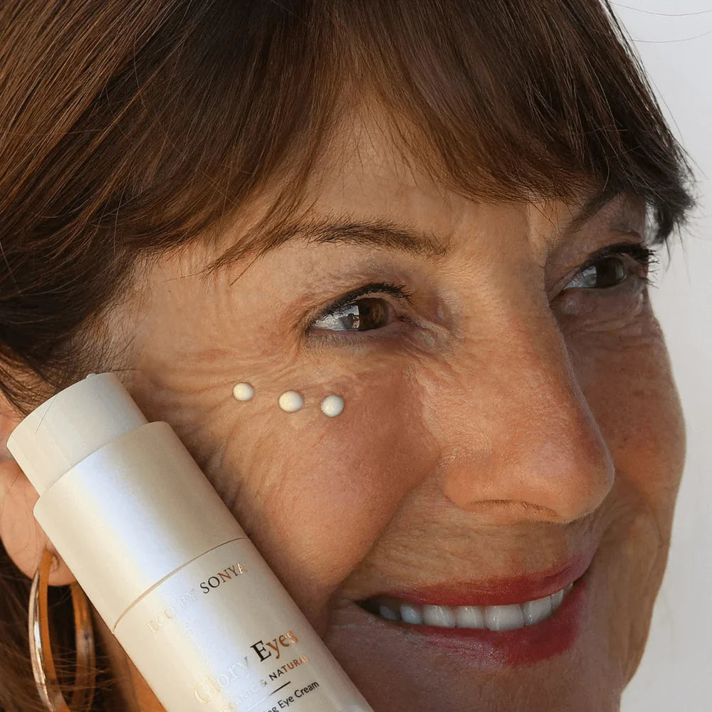 Ältere Dame mit Glory Eyes Augencreme