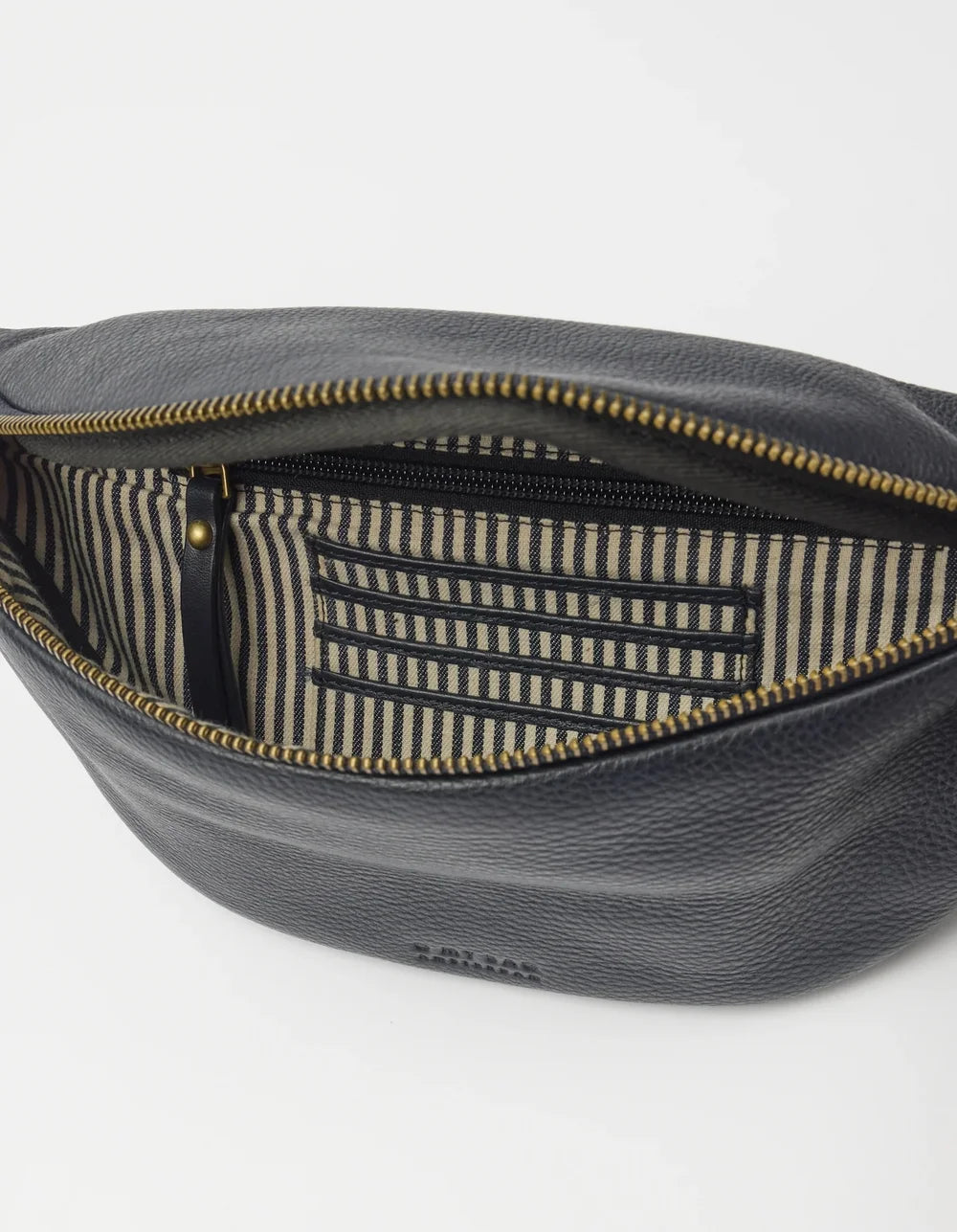 Innenansicht der O My Bag Niko mit gestreiftem Baumwollfutter und integrierten Kartenfächern