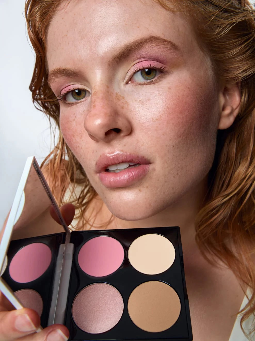 Model mit UND GRETEL Face Palette The Poet und natürlichem Make-up in soften Rosé- und Neutralnuancen