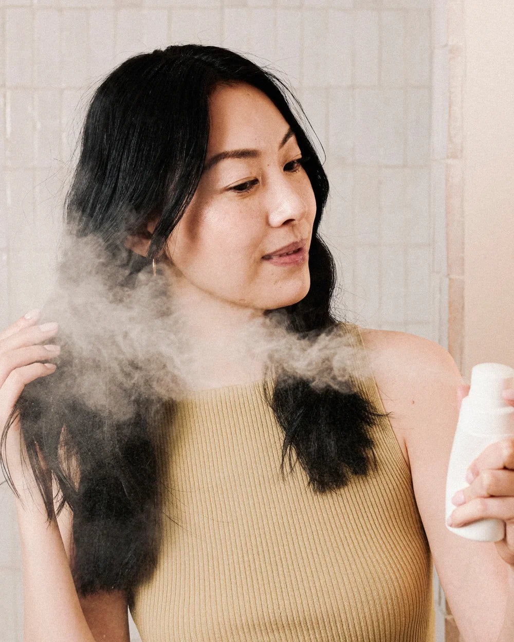 Anwendung des Rahua Voluminous Dry Shampoo am Haaransatz für mehr Volumen