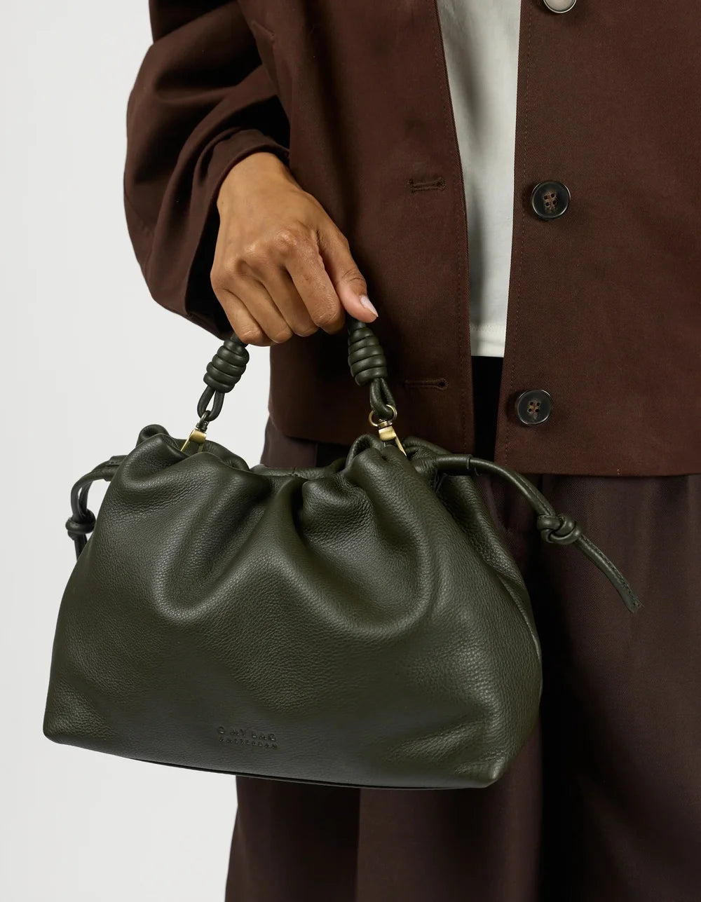 O My Bag Kiki Midi Moss – grüne Lederhandtasche am kurzen Griff getragen