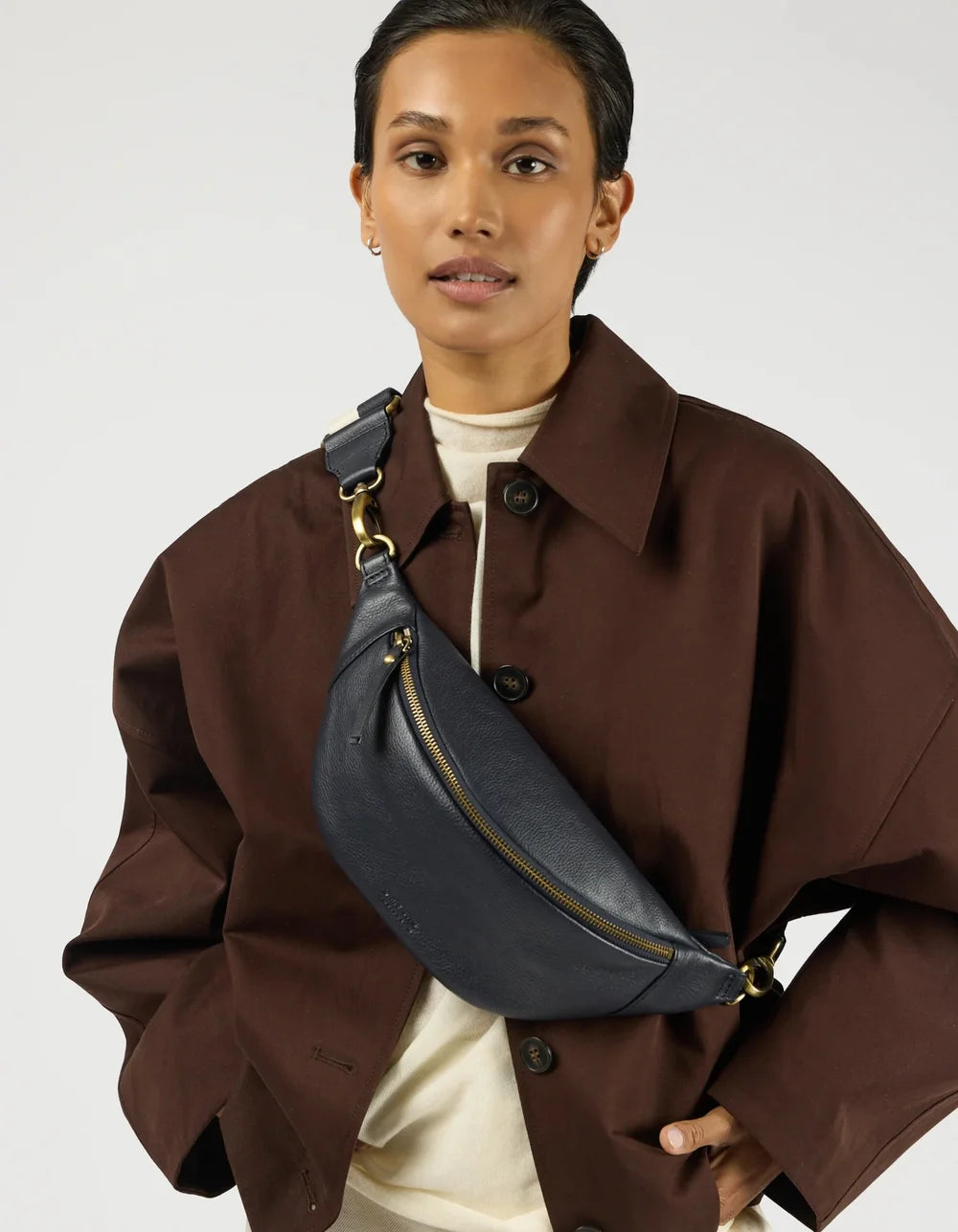 O My Bag Niko Universe Blue als Crossbody Bag zum dunkelbraunen Outfit getragen