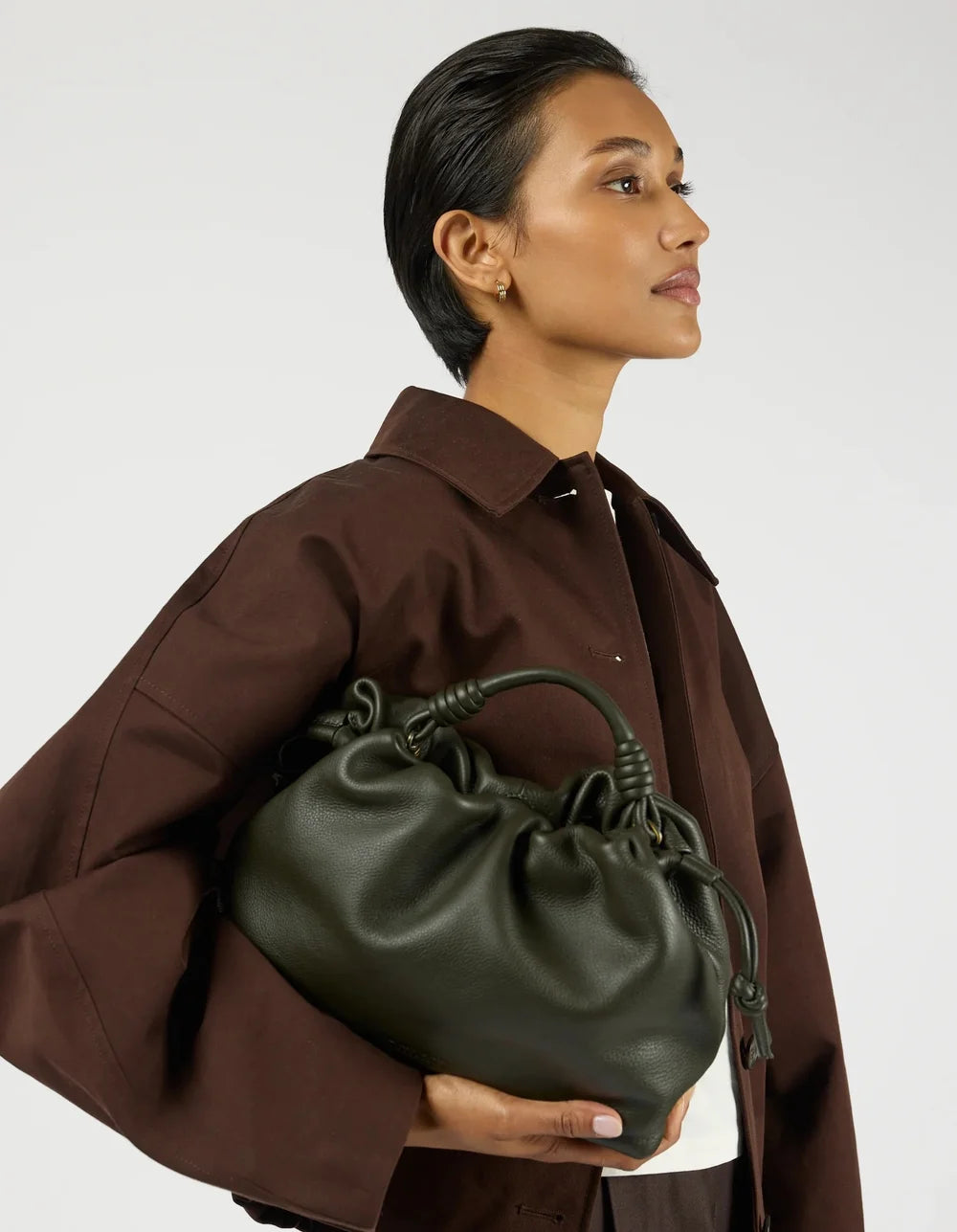 O My Bag Kiki Midi Moss unterm Arm zum dunkelbraunen Outfit