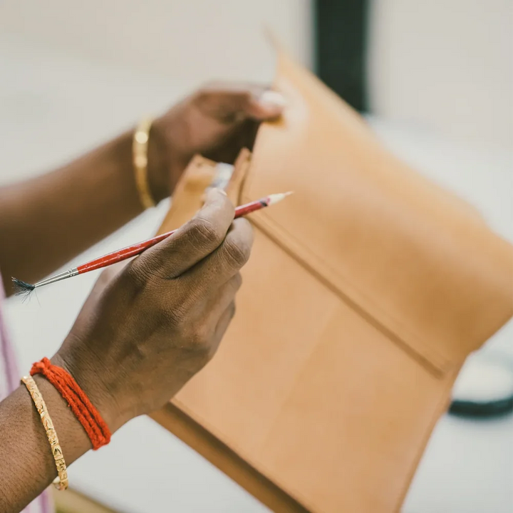 Handwerkliche Verarbeitung einer Ledertasche von O My Bag Amsterdam – Detailaufnahme beim Nähen