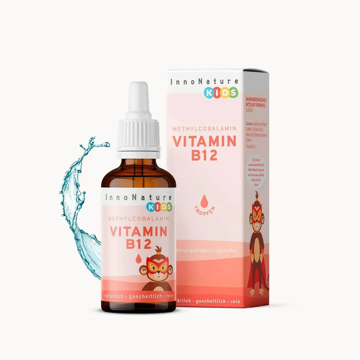 Innonature Vitamin B12 Kids Tropfen mit Verpackung auf rosafarbenem Hintergrund