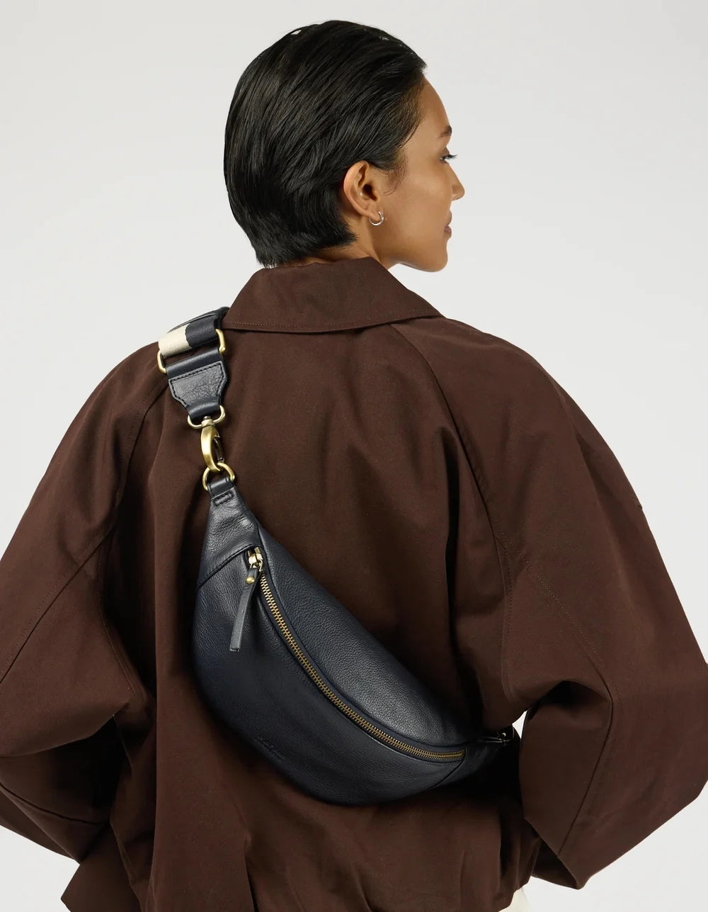 O My Bag Niko – dunkelblaue Leder-Bauchtasche am Rücken getragen