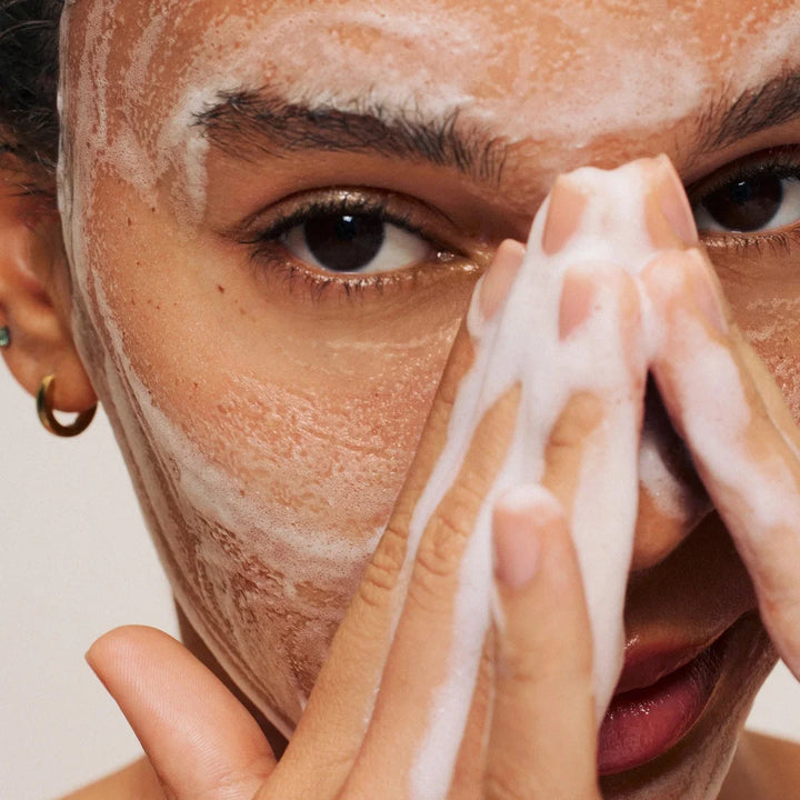 The Cleanse Soft Foaming Cleanser von Ilia Beauty - auf Gesicht aufgetragen