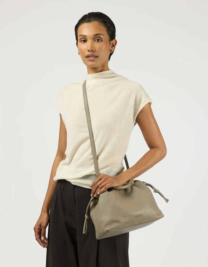 O My Bag Kiki Midi Clay als Crossbody Bag zum hellen Outfit kombiniert