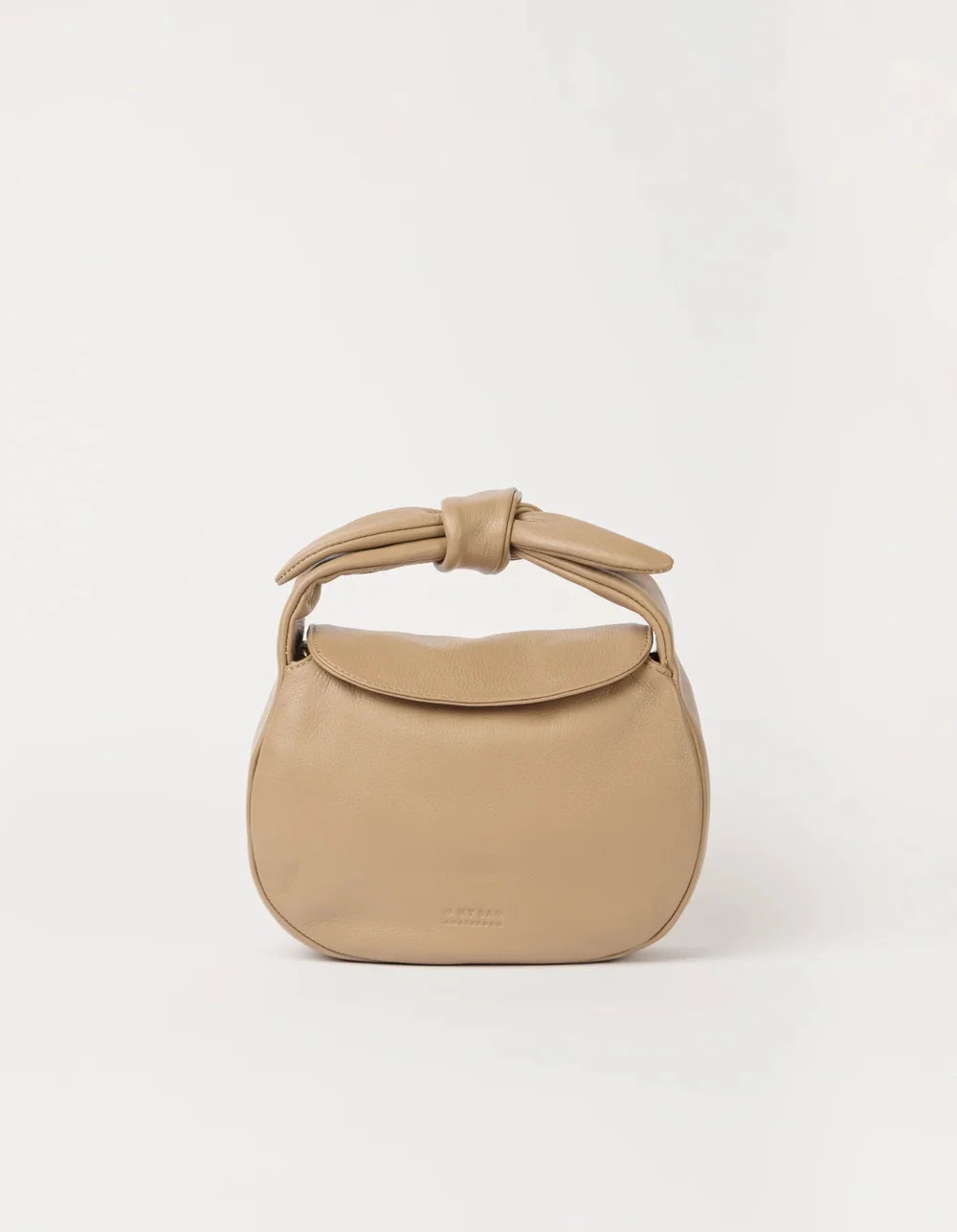 O My Bag Coco Croissant Dark Sand – Vorderansicht mit geschwungener Form und geknotetem Lederhenkel