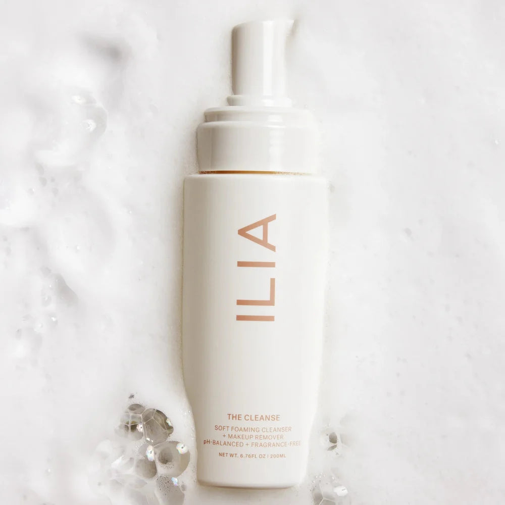 The Cleanse Soft Foaming Cleanser von Ilia Beauty - Produkt in Schaumbad