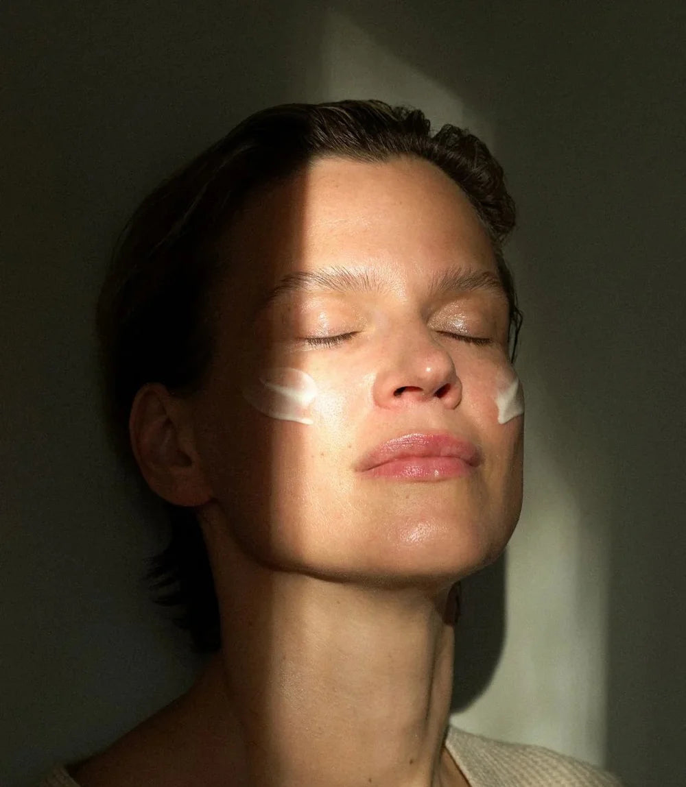 The Adaptogen Biomimetic Barrier Cream von ruhi - aufgetragen auf Haut, Schattenspiel