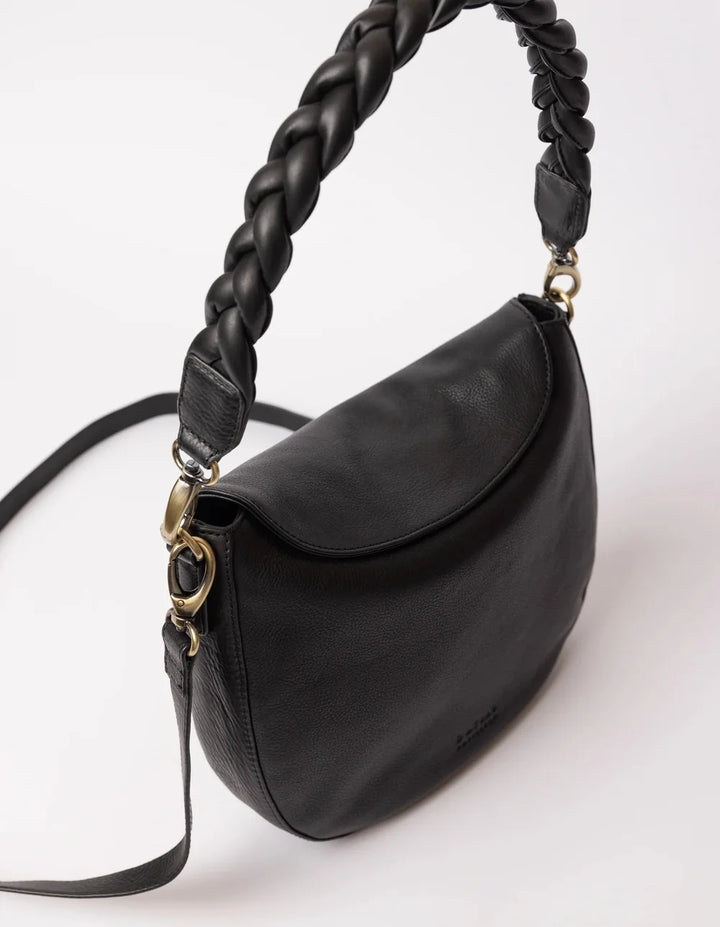 O My Bag Lana Black – Seitenansicht mit geflochtenem Schulterriemen und Crossbody-Riemen