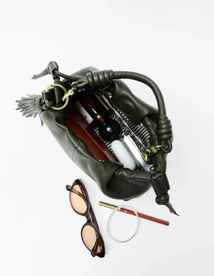 Persönliche Alltagsgegenstände als Größenvergleich für die O My Bag Kiki Mini