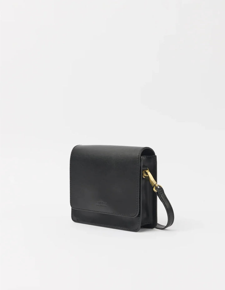 O My Bag Audrey Mini Black – Seitenansicht der formstabilen Ledertasche mit Überschlag