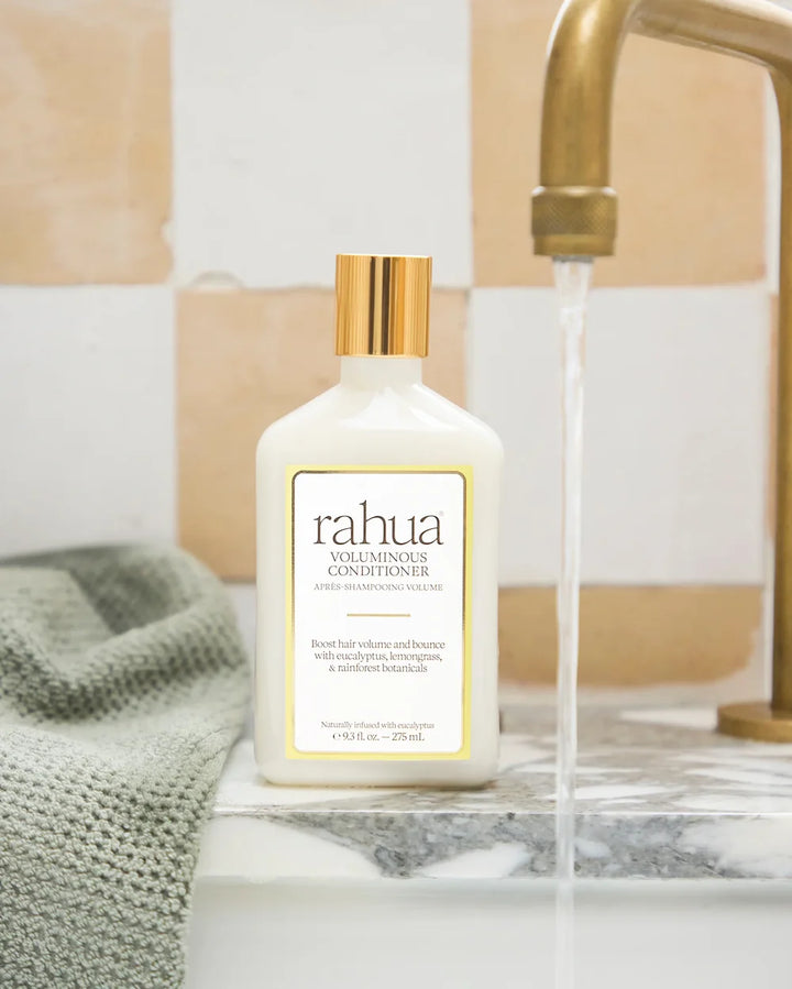 Rahua Voluminous Conditioner im Badezimmer mit Handtuch