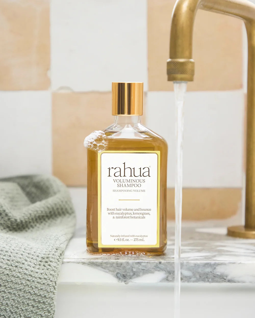 Rahua Voluminous Shampoo im Badezimmer mit Handtuch
