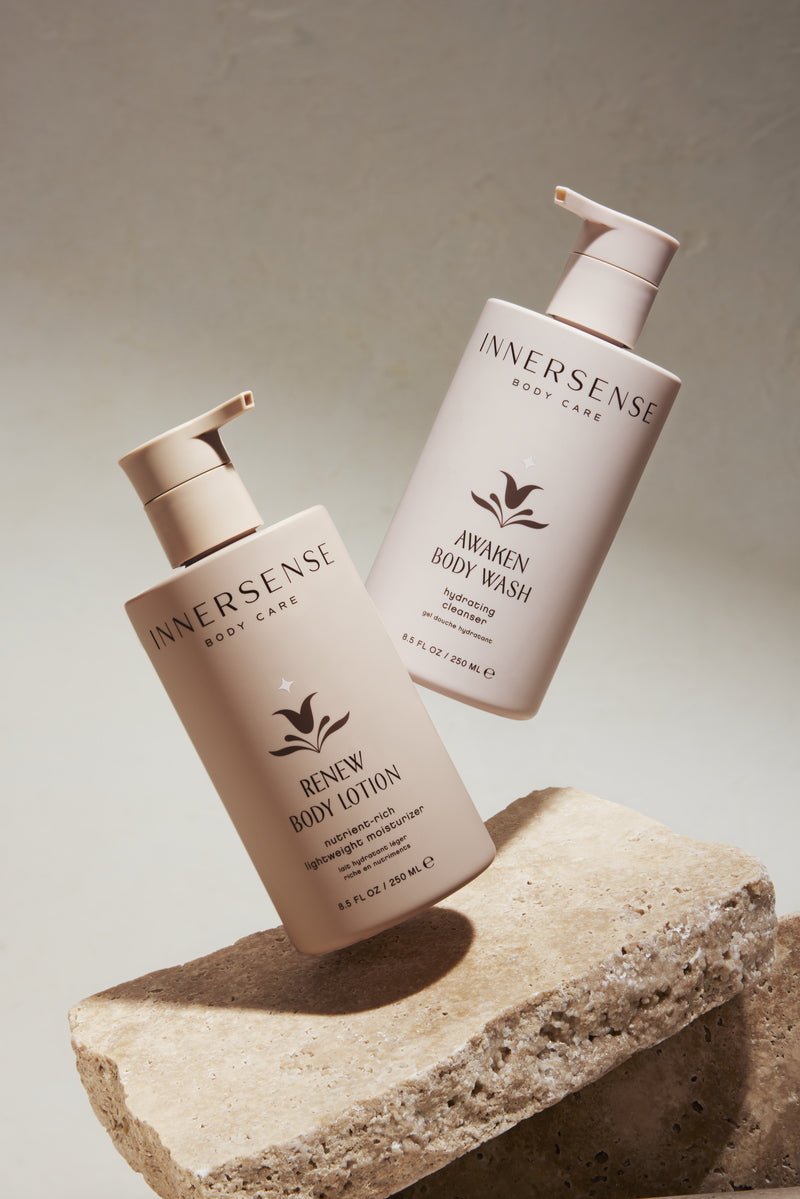 Innersense Renew Body Lotion dekorativ auf Stein inszeniert