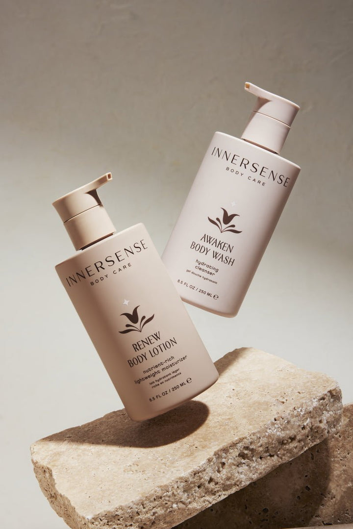 Innersense Renew Body Lotion dekorativ auf Stein inszeniert