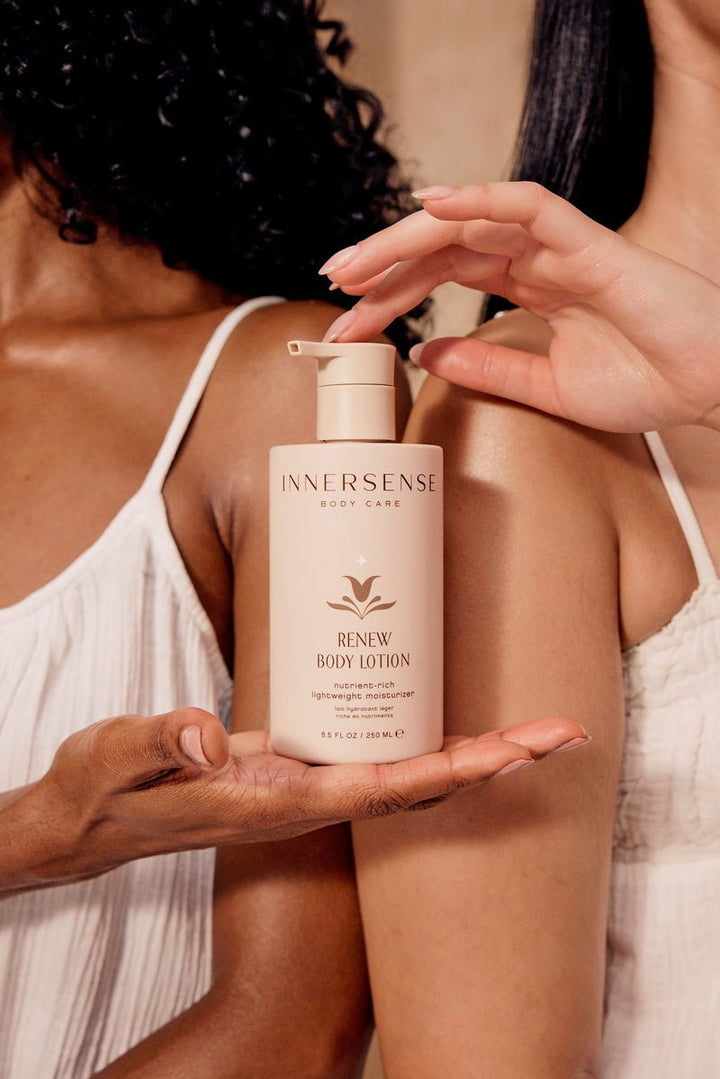 Zwei Models mit der Innersense Renew Body Lotion von Innersense