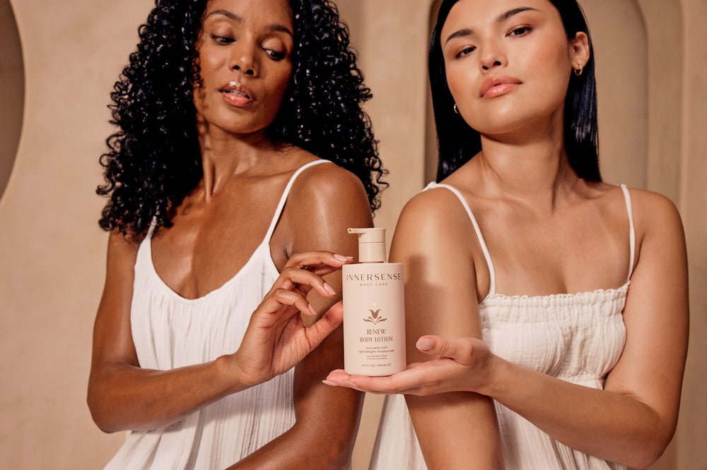 Zwei Models mit der Innersense Renew Body Lotion von Innersense