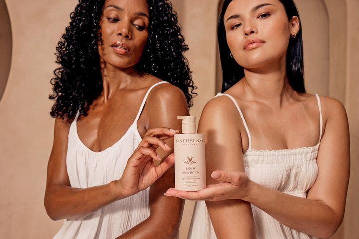 Zwei Models mit der Innersense Renew Body Lotion von Innersense