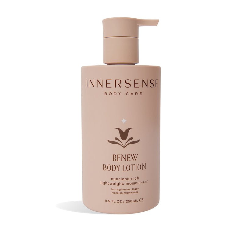 Innersense Renew Body Lotion Körperlotion in beigefarbener Pumpflasche vor hellem Hintergrund