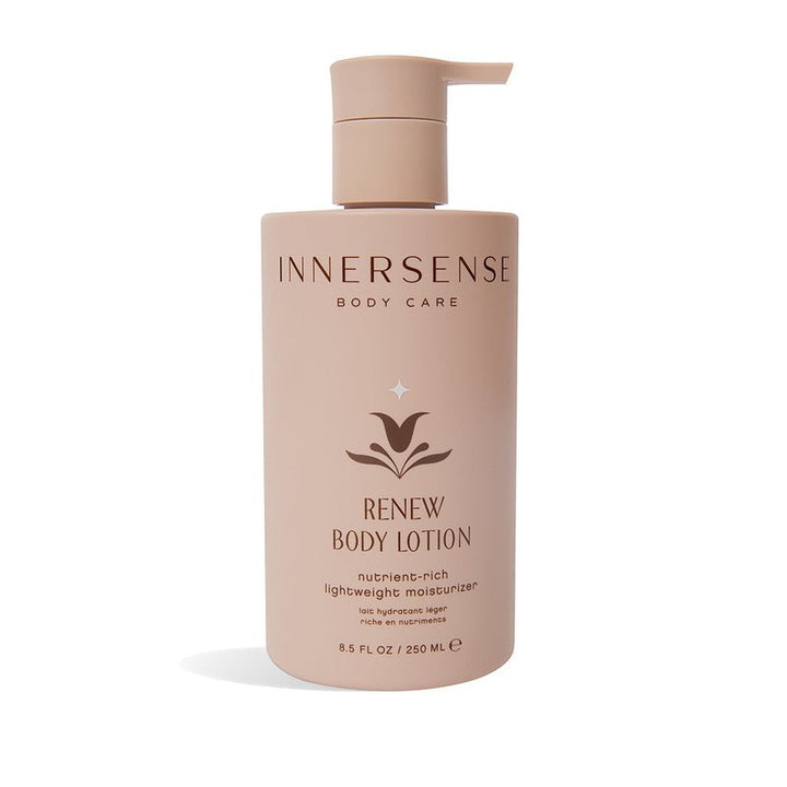 Innersense Renew Body Lotion Körperlotion in beigefarbener Pumpflasche vor hellem Hintergrund
