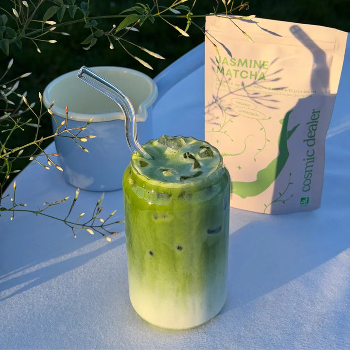 Jasmine Matcha Latte von Cosmic Dealer im Sonnenlicht mit zeremoniellem Bio-Matcha