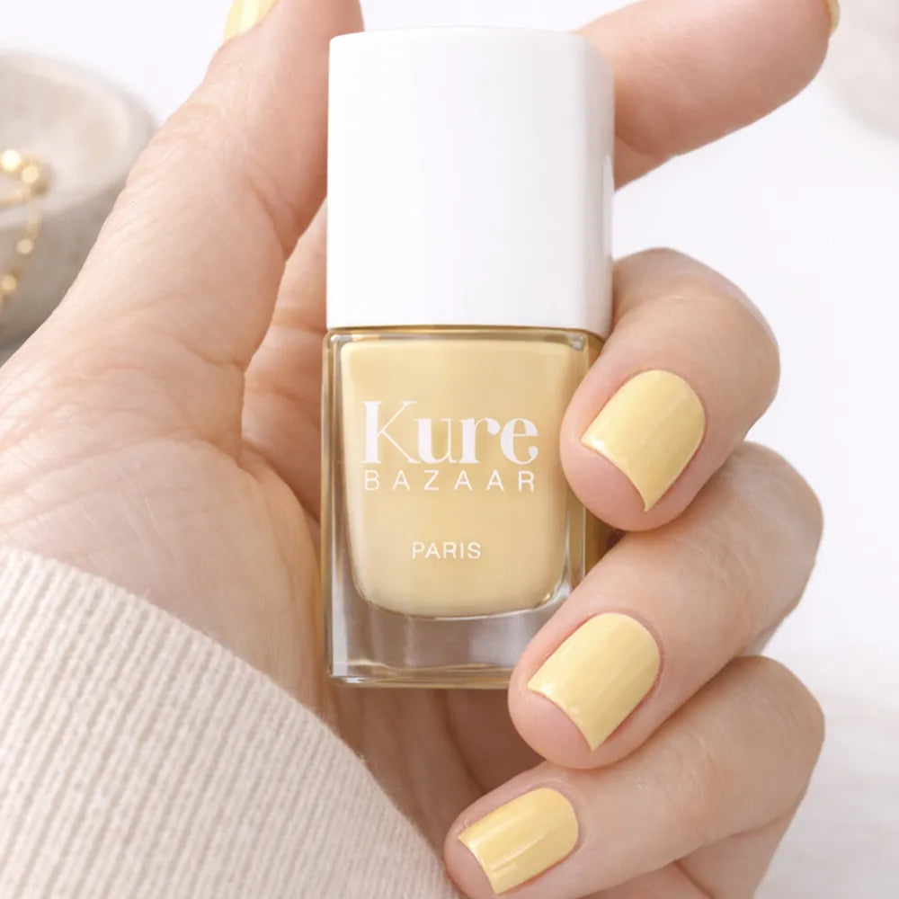 Butter Cream von Kure Bazaar - in Hand gehalten, Nägel lackiert